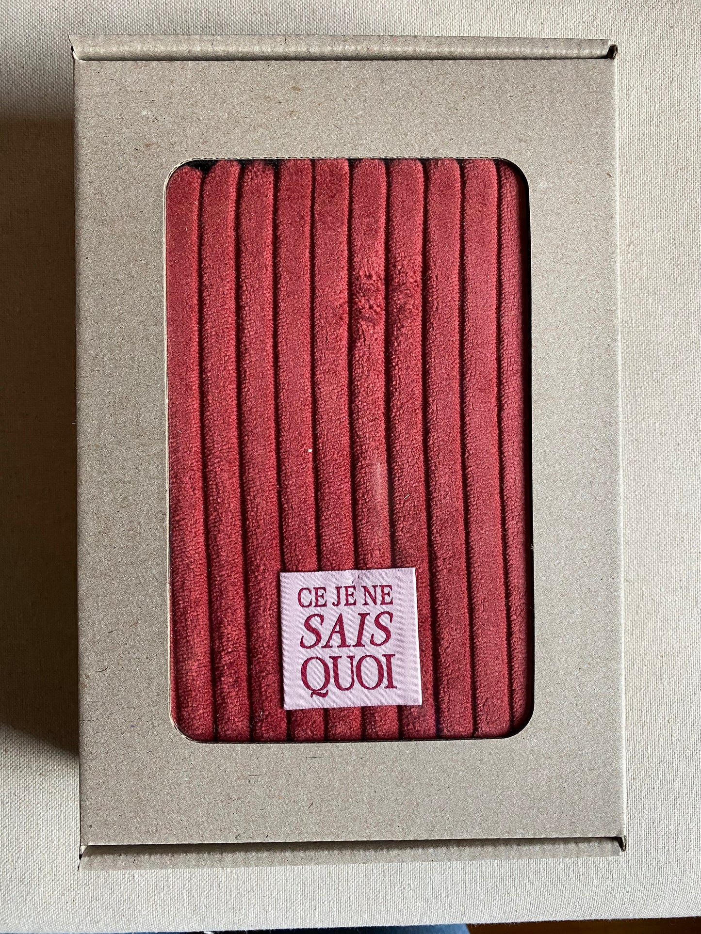 "So chic!" - DIY sewing kit - Persian red