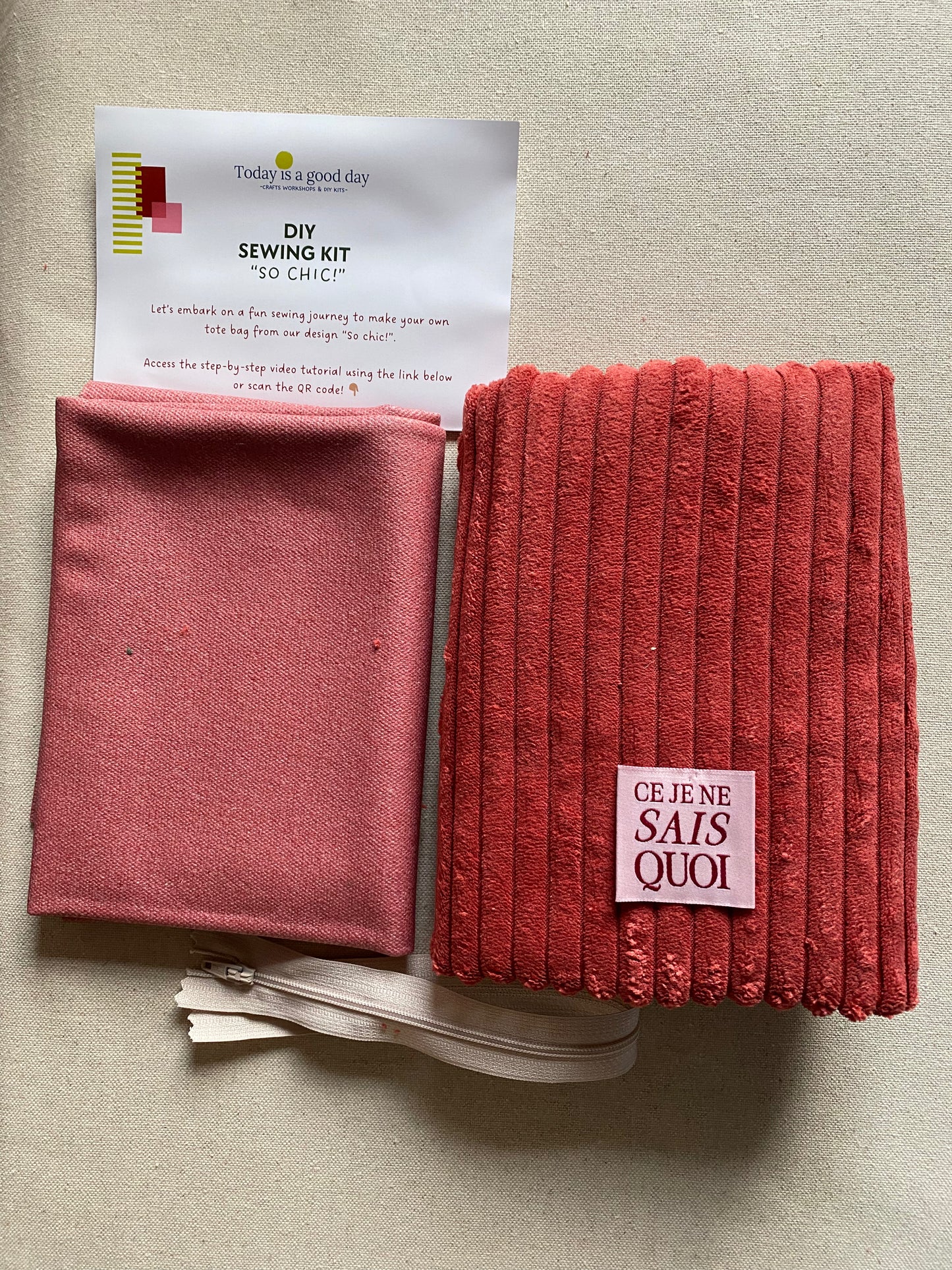"So chic!" - DIY sewing kit - Persian red